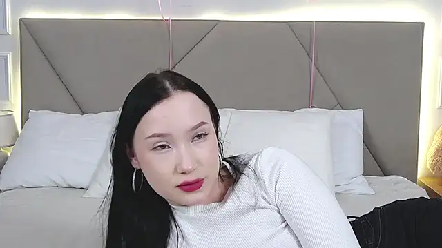 LeilaLow online show from 02/21/25, 12:06