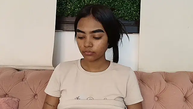 Snapshot of julieta_aguilar1 chatting on 11/19/25, 06:52 julieta aguilar1 online show from 11/19/25, 06:52