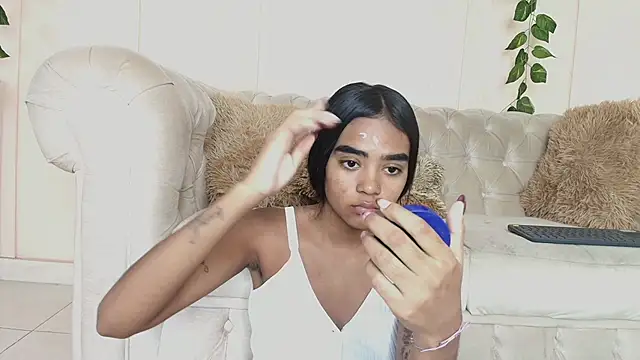 Snapshot of julieta_aguilar1 chatting on 11/23/25, 07:02 julieta aguilar1 online show from 11/23/25, 07:02