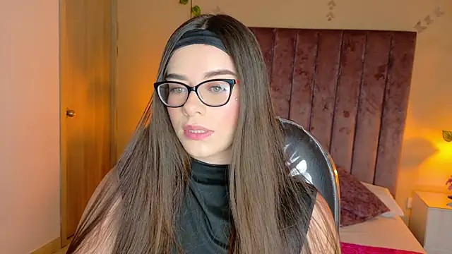 Charlotte Olsen  online show from 02/25/26, 07:23