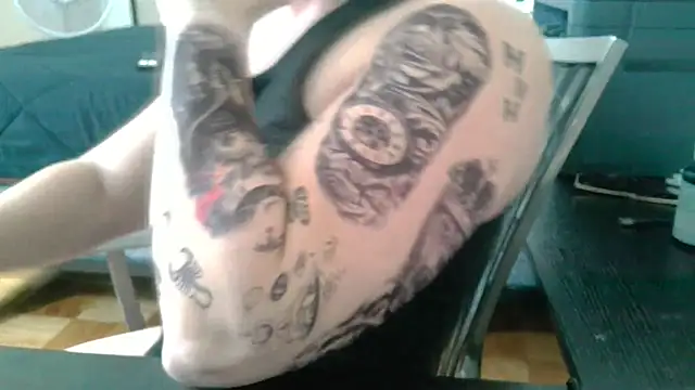 Snapshot of Aaron_Rose25 chatting on 12/14/25, 03:56 Aaron Rose25 online show from 12/14/25, 03:56