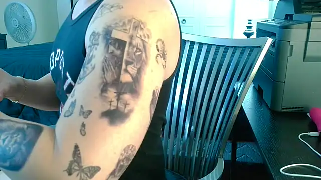 Snapshot of Aaron_Rose25 chatting on 12/22/25, 03:47 Aaron Rose25 online show from 12/22/25, 03:47