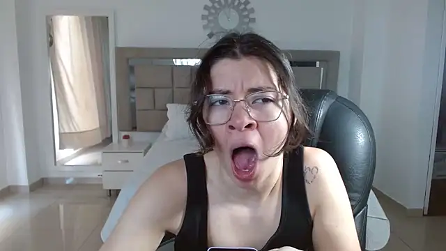 zoecruzz online show from 10/24/25, 03:08