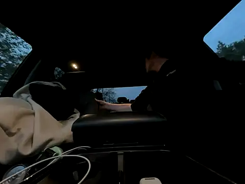 Snapshot of skittlez82 chatting on 10/24/25, 01:24 skittlez82 online show from 10/24/25, 01:24