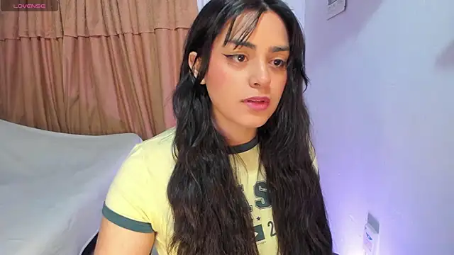 Snapshot of _laina_ chatting on 03/23/25, 05:00 laina online show from 03/23/25, 05:00