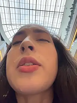 Holly Play online show from 10/20/25, 01:11