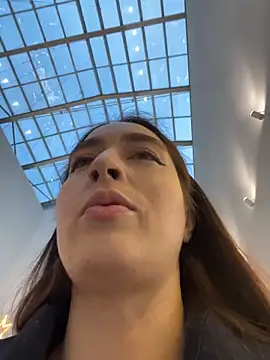 Holly Play online show from 12/21/25, 12:01