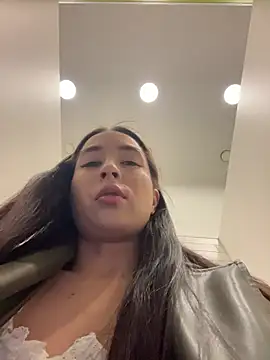 Holly Play online show from 04/24/26, 11:45