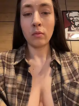 Holly Play online show from 06/08/26, 10:04