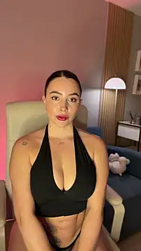 Snapshot of Alessia-miller_ chatting on 06/20/26, 02:58 Alessia-miller online show from 06/20/26, 02:58