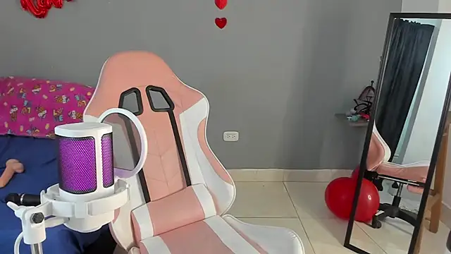 Snapshot of nicol_jone1 chatting on 02/13/25, 10:12 nicol jone1 online show from 02/13/25, 10:12