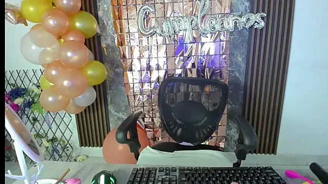 Snapshot of nicol_jone1 chatting on 09/10/25, 10:32 nicol jone1 online show from 09/10/25, 10:32