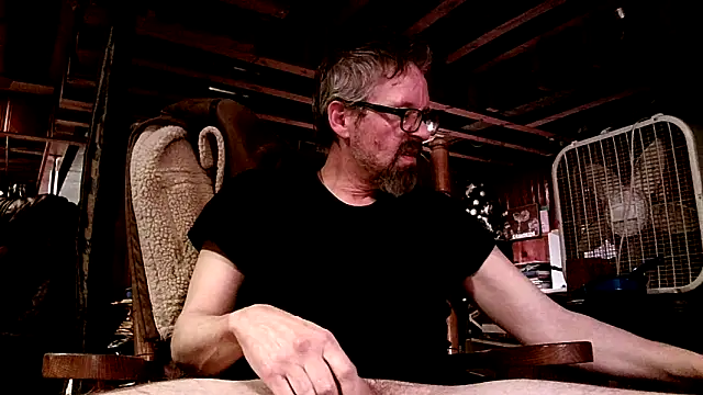 Snapshot of AronMellon76 chatting on 02/04/26, 08:42 AronMellon76 online show from 02/04/26, 08:42