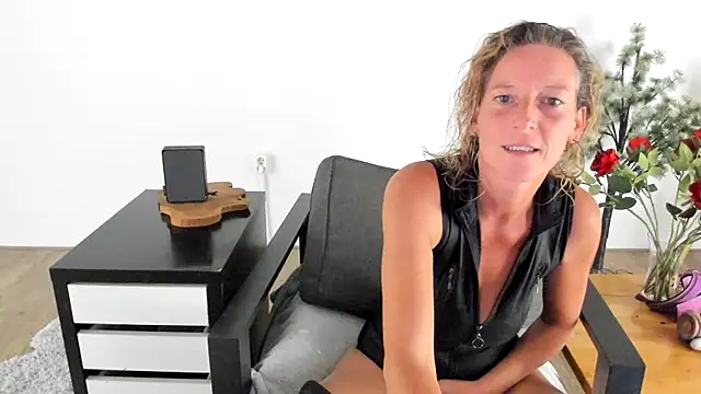 MendiPetite online show from 09/11/25, 08:31