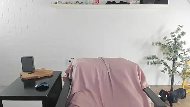 MendiPetite online show from 02/18/26, 09:11