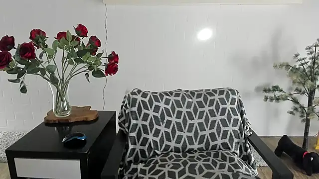 MendiPetite online show from 04/23/26, 04:53