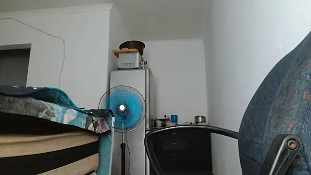 Hugetittiesxx2 online show from 04/13/26, 04:18