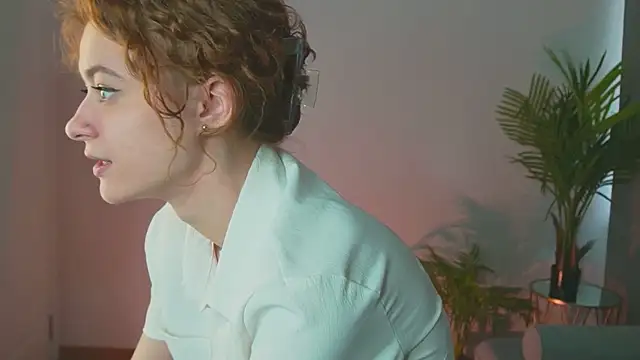 Snapshot of Curly_Moon chatting on 03/16/25, 02:44 Curly Moon online show from 03/16/25, 02:44