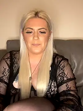 Snapshot of Blondiee3088 chatting on 12/03/24, 06:28 Blondiee3088 online show from 12/03/24, 06:28