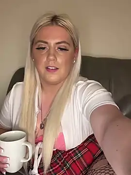 Snapshot of Blondiee3088 chatting on 12/04/24, 10:19 Blondiee3088 online show from 12/04/24, 10:19