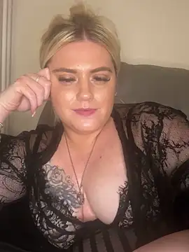 Snapshot of Blondiee3088 chatting on 01/10/25, 02:04 Blondiee3088 online show from 01/10/25, 02:04