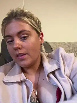 Snapshot of Blondiee3088 chatting on 01/21/25, 03:54 Blondiee3088 online show from 01/21/25, 03:54