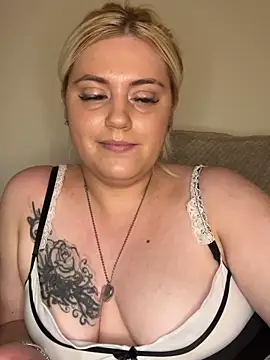 Snapshot of Blondiee3088 chatting on 02/23/25, 05:18 Blondiee3088 online show from 02/23/25, 05:18