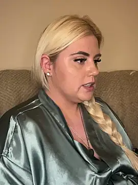 Snapshot of Blondiee3088 chatting on 02/27/25, 08:31 Blondiee3088 online show from 02/27/25, 08:31