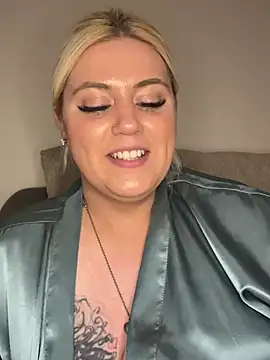 Snapshot of Blondiee3088 chatting on 03/03/25, 04:35 Blondiee3088 online show from 03/03/25, 04:35