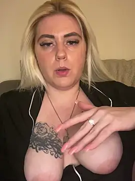 Snapshot of Blondiee3088 chatting on 03/05/25, 07:49 Blondiee3088 online show from 03/05/25, 07:49