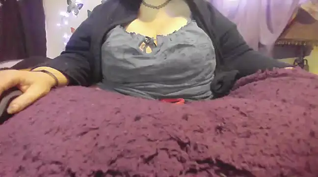 Snapshot of Alli_Kat chatting on 01/04/25, 06:30 Alli Kat online show from 01/04/25, 06:30