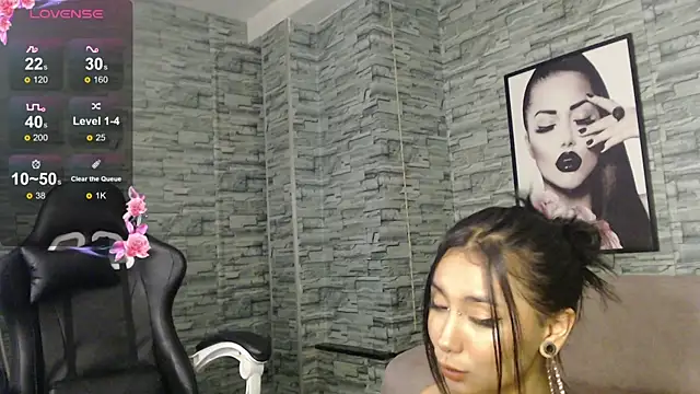 Snapshot of _ella_b chatting on 03/08/25, 06:21 ella b online show from 03/08/25, 06:21