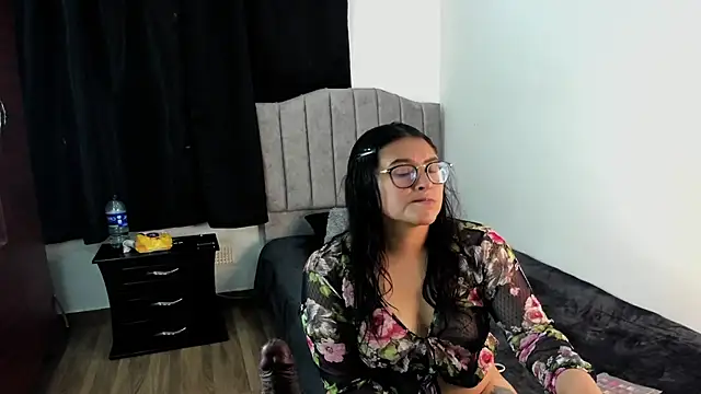 Snapshot of lorymoon chatting on 01/11/25, 06:44 lorymoon online show from 01/11/25, 06:44