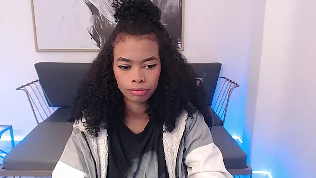 Snapshot of Shenna_brunette_ chatting on 12/18/24, 01:12 Shenna brunette online show from 12/18/24, 01:12