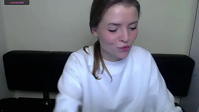 Snapshot of MissOliviaa_ chatting on 12/18/24, 08:20 MissOliviaa  online show from 12/18/24, 08:20