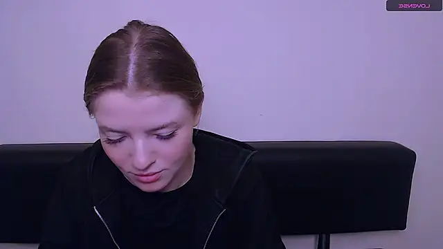 Snapshot of MissOliviaa_ chatting on 12/27/24, 08:02 MissOliviaa  online show from 12/27/24, 08:02