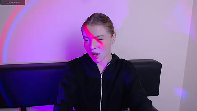 Snapshot of MissOliviaa_ chatting on 10/27/25, 12:53 MissOliviaa  online show from 10/27/25, 12:53