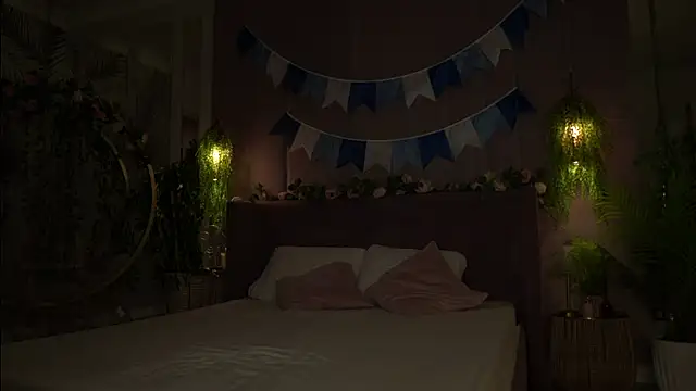 Snapshot of Smiley_Mia chatting on 09/28/25, 05:02 Smiley Mia online show from 09/28/25, 05:02