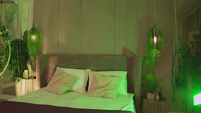 Snapshot of Smiley_Mia chatting on 11/21/25, 05:06 Smiley Mia online show from 11/21/25, 05:06