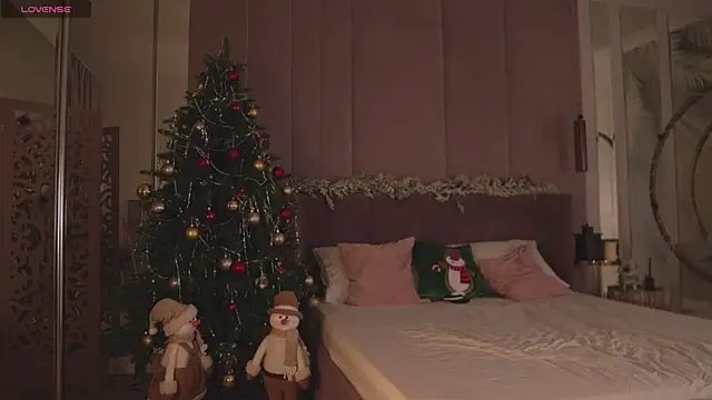 Snapshot of Smiley_Mia chatting on 12/14/25, 05:02 Smiley Mia online show from 12/14/25, 05:02