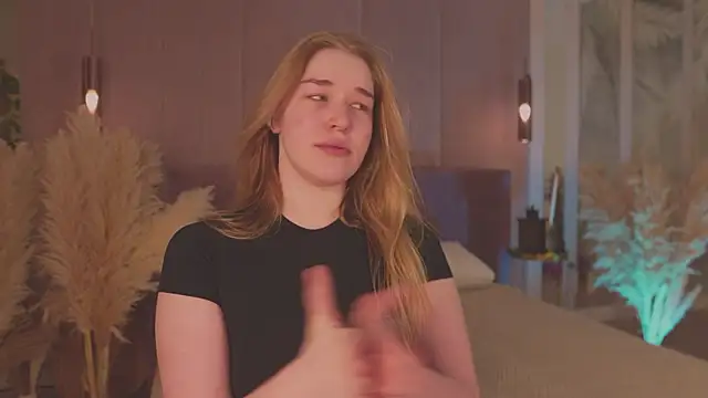 Smiley Mia online show from 04/10/26, 05:12