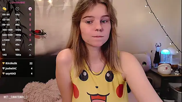 Snapshot of Moona_xx chatting on 12/26/24, 11:35 Moona xx online show from 12/26/24, 11:35