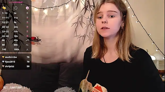 Snapshot of Moona_xx chatting on 12/27/24, 05:42 Moona xx online show from 12/27/24, 05:42