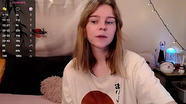 Snapshot of Moona_xx chatting on 12/27/24, 10:05 Moona xx online show from 12/27/24, 10:05