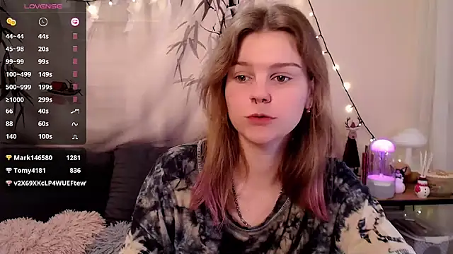 Snapshot of Moona_xx chatting on 01/19/25, 06:00 Moona xx online show from 01/19/25, 06:00
