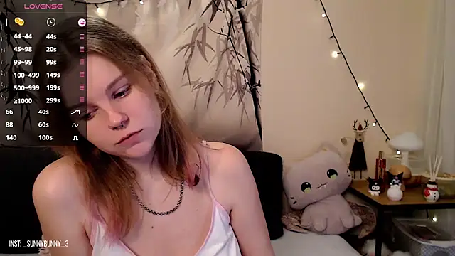Snapshot of Moona_xx chatting on 01/25/25, 11:22 Moona xx online show from 01/25/25, 11:22
