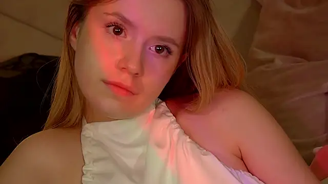 MilanaBalmain online show from 11/25/25, 04:40