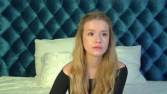 MilanaBalmain online show from 12/03/25, 04:05