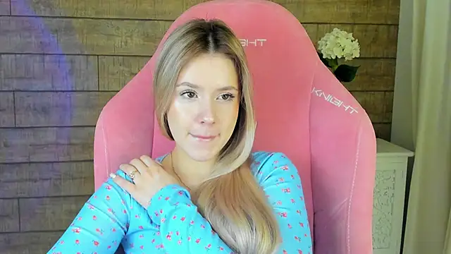 MilanaBalmain online show from 02/02/26, 04:33