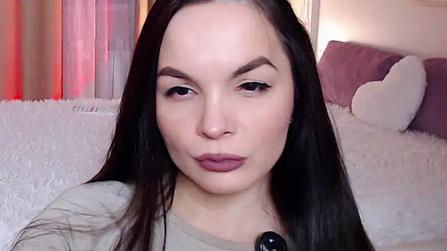 Snapshot of Avylew chatting on 12/16/25, 07:41 Avylew online show from 12/16/25, 07:41